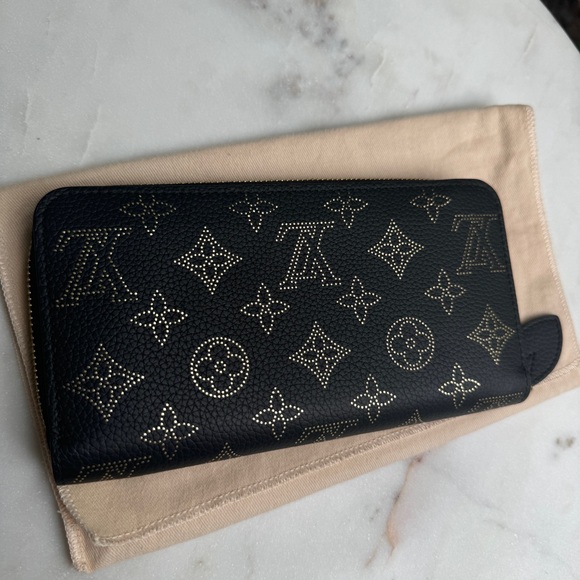 SOLD Louis Vuitton Limited Edition Constellation Mahina Leather Zippy Wallet NM - Picture 6 of 16